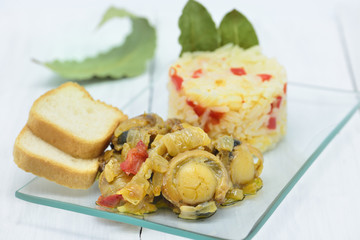 small scallops cooked with white rice and bay leaves