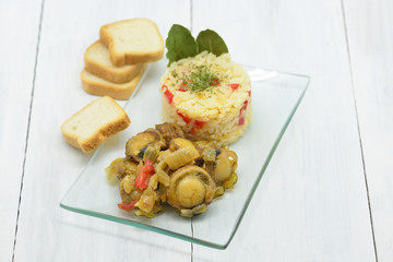 small scallops cooked with white rice and bay leaves