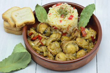 small scallops cooked with white rice and bay leaves