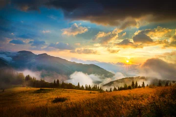 Fotobehang Geweldig berglandschap met mist en een hooiberg © seqoya