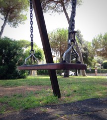 altelena vuota al parco giochi