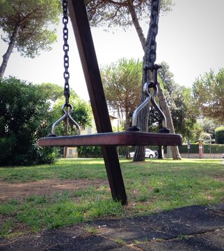 altelena vuota al parco giochi