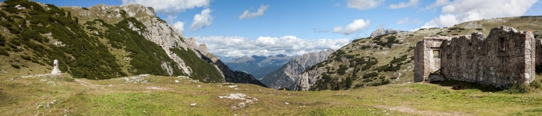 Fototapeta na wymiar Mountain Panorama - Dolomiti, Italy