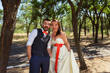 Obraz premium European bride and groom kissing in the park