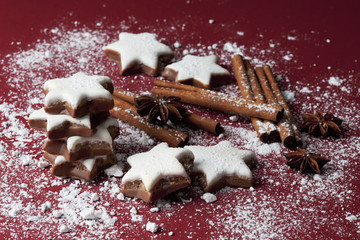 Zimtsterne mit Gewürze bestreut mit Puderzucker