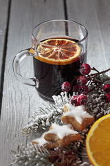 Glühwein auf Holzuntergrund