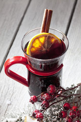 Glühwein auf Holzuntergrund