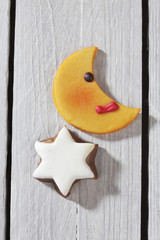 Halbmond Plätzchen und Zimtstern auf Holzuntergrund