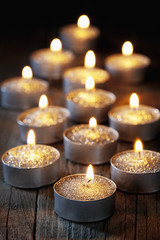 Teelichter, Weihnachtsdekoration auf Holzuntergrund