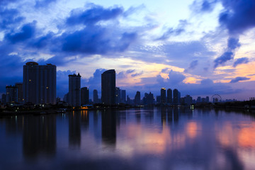 Fototapeta na wymiar View from Bangkok bridge before sunrise