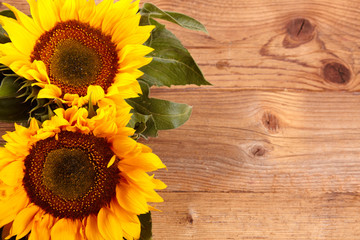 Obraz premium Sunflowers on wooden background