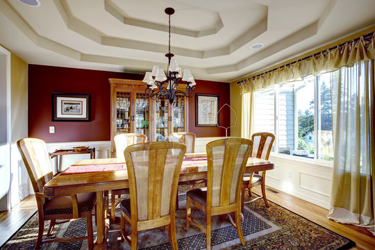 Dining room with contrast color walls