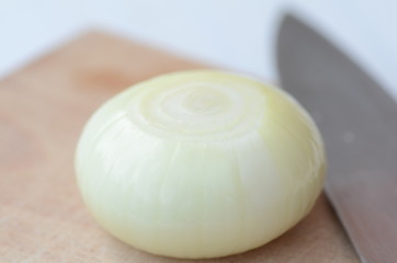 Zwiebel auf Schneidbrett