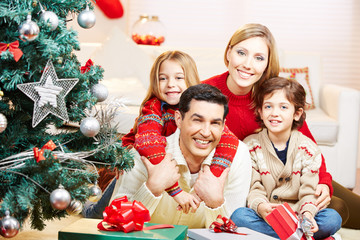 Portrait einer glücklichen Familie zu Weihnachten