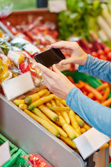 App im Smartphone beim Preisvergleich