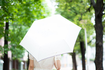 傘を差す女性