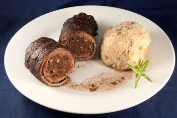 Rouladen mit Leber-Speck-Mozzarella-Füllung mit Speckknödel