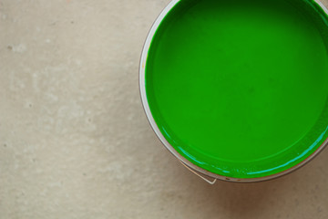 Farbeimer mit grüner Farbe