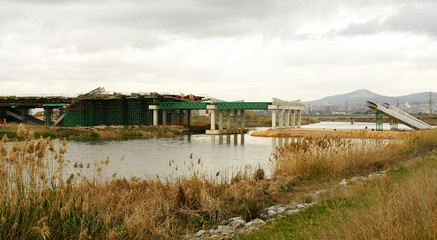 Fototapeta na wymiar Construcción de un puente sobre el río Llobregat, Barcelona