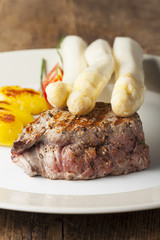 saftiges Steak vom Grill mit Spargel