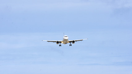 Fototapeta na wymiar Avión acercándose al aeropuerto de El Prat, Barcelona