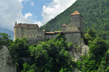 Fototapeta na wymiar Festung Dorf Tirol im Sonnenlicht
