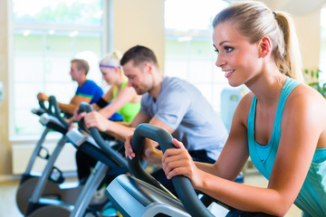 Leute im Fitnessstudio auf Sport Fahrrad spinning