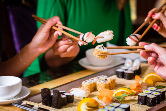 Junge Leute essen Sushi in Asia Restaurant