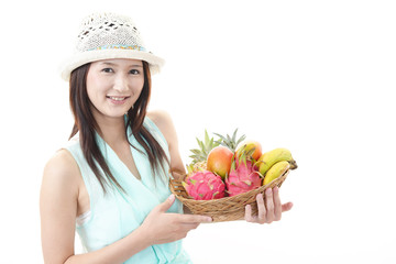 果物を持つ笑顔の女性