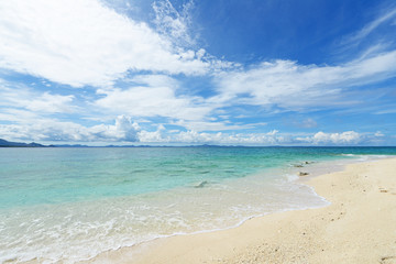 南国沖縄の綺麗な珊瑚の海と夏空