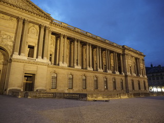 Fototapeta na wymiar Anochecer en el Museo del Louvre en París