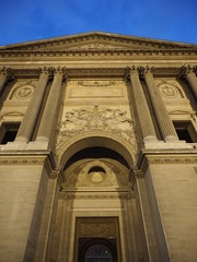 Anochecer en el museo del Louvre en París