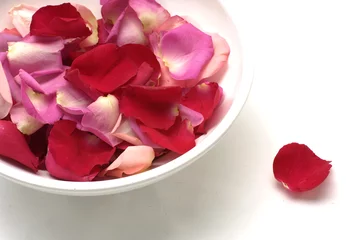 Foto op Plexiglas Preparing for red and pink rose petal spa © Mee Ting