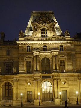 Noche en el Museo del Louvre en París