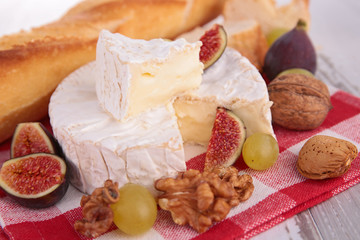 cheese, fig,nuts
