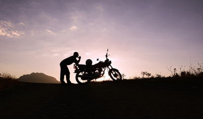 Obraz na płótnie Canvas motorsikletçinin gezi planı için molası