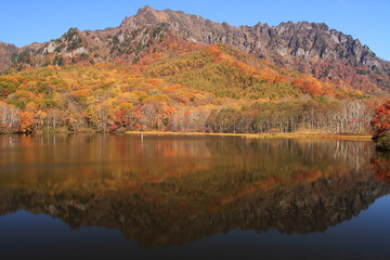 Obraz premium 戸隠高原 紅葉の鏡池と戸隠山