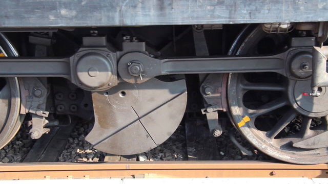 R&auml;der einer alten Diesellok beim Abfahren