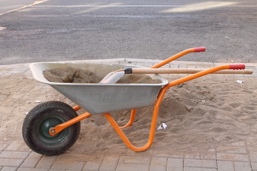 тачка на тротуаре