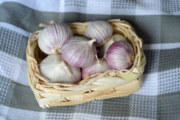 Knoflook in een mandje met kleedje en pollepel