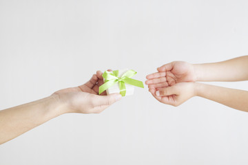 プレゼントボックスと親子の手元