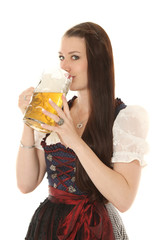 Mädchen in Tracht trinkt Bier