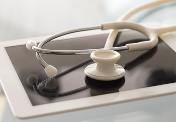 tablette digitale et stethoscope, symbole medecine morderne