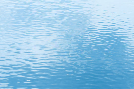 水面　水面に映る青空