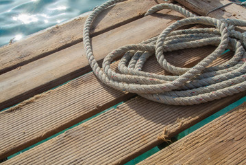 Obraz premium Rope on wooden floor near the sea