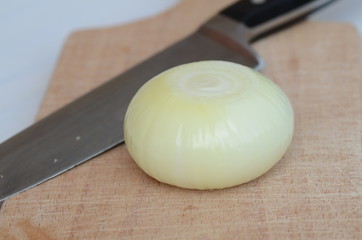 Zwiebel auf Schneidbrett