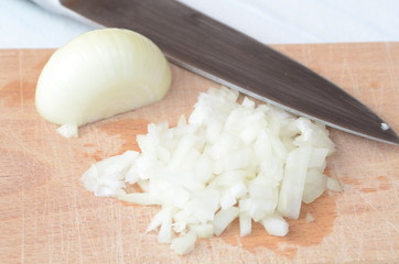Zwiebel auf Schneidbrett