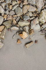 Fototapeta na wymiar Hintergrund Steine und Sand des Strandes von Questelan bei Riec