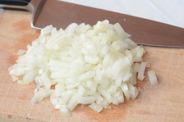 Zwiebel auf Schneidbrett