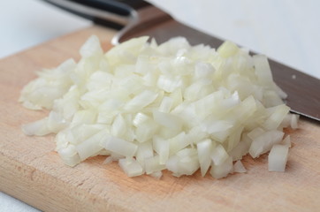 Zwiebel auf Schneidbrett
